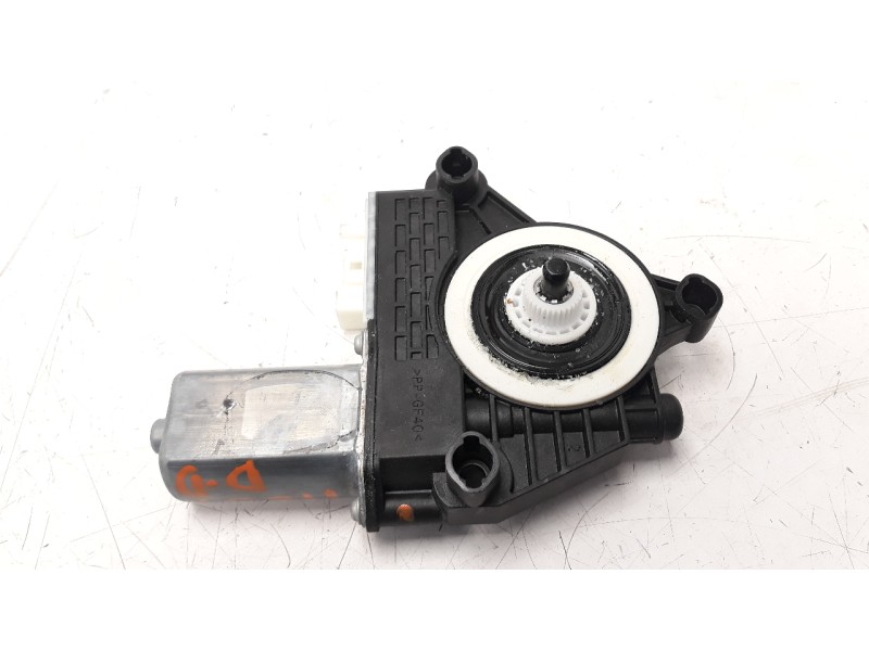 Recambio de motor elevalunas delantero derecho para bmw serie 1 lim. (f40) 2.0 16v turbodiesel referencia OEM IAM 19031060023 CM