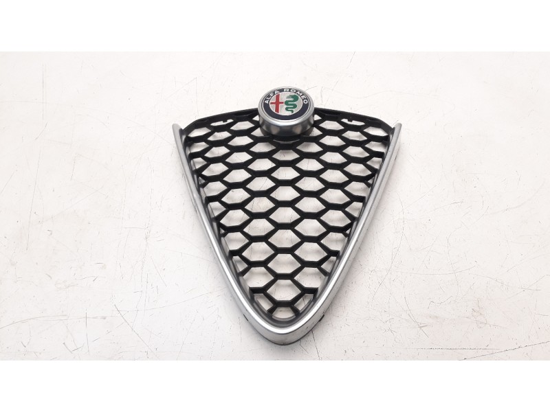 Recambio de rejilla delantera para alfa romeo giulia (952) 2.2 jtdm cat referencia OEM IAM 156110134  
