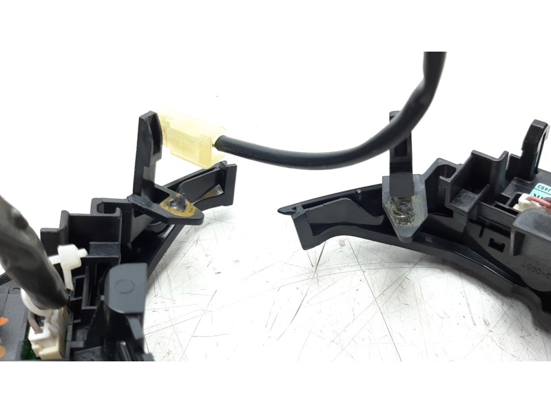 Recambio de mando volante para mazda 3 lim. () 2.2 turbodiesel cat referencia OEM IAM BNP475J303 BNP475J301 