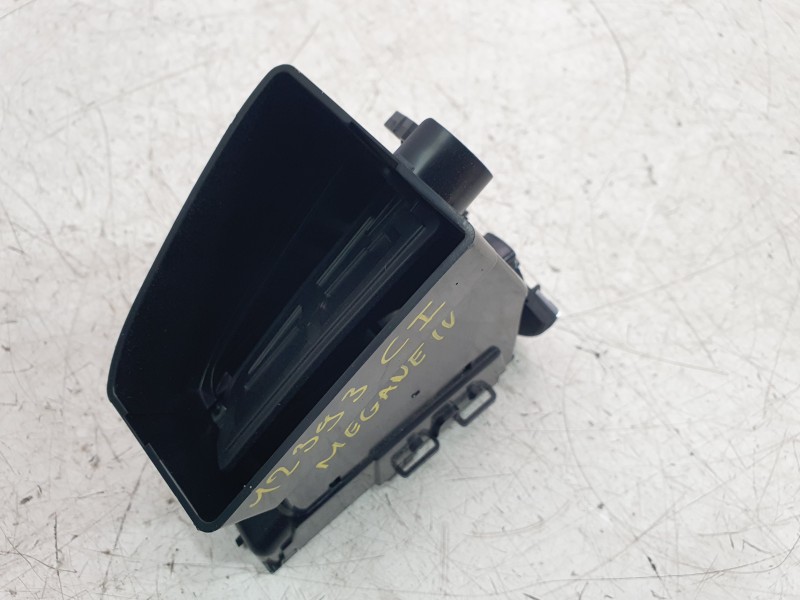 Recambio de aireador central izquierdo para renault megane iv hatchback (b9a/m/n_) 1.5 blue dci 115 (b9a6) referencia OEM IAM 68