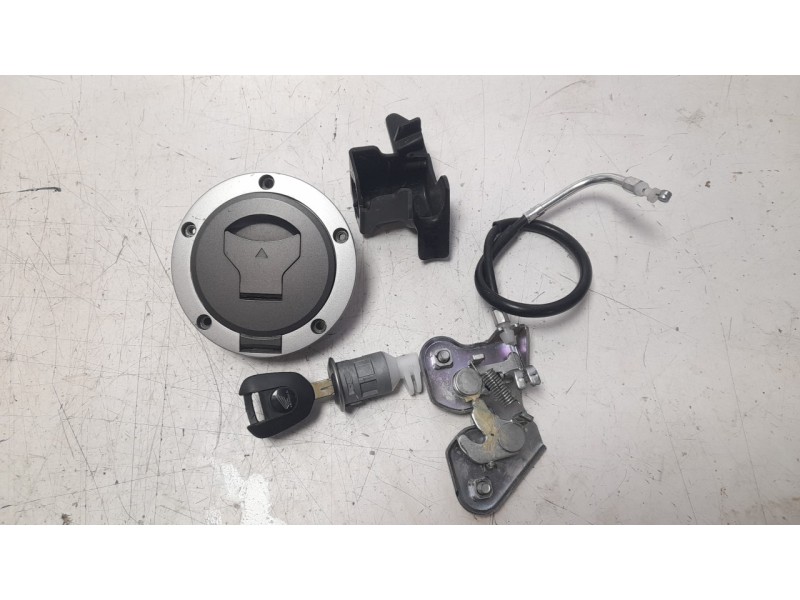Recambio de tapon combustible para honda cb 500 xa referencia OEM IAM 17620MJED04  