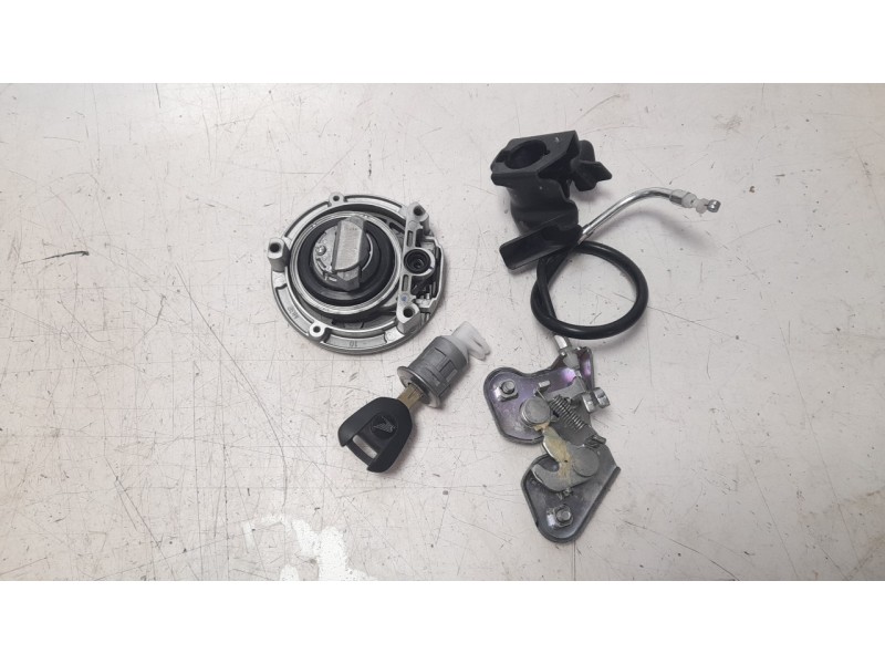 Recambio de tapon combustible para honda cb 500 xa referencia OEM IAM 17620MJED04  