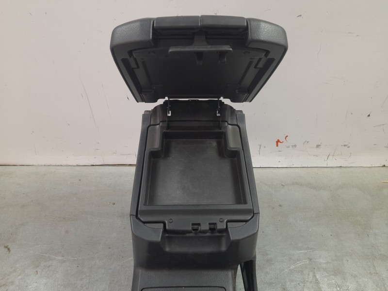 Recambio de apoyabrazos central para toyota land cruiser prado (_j15_) 2.8 d-4d (gdj155, gdj150) referencia OEM IAM 5890560361C0