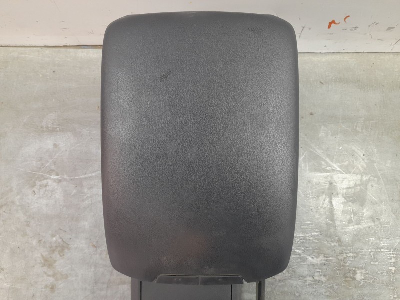 Recambio de apoyabrazos central para toyota land cruiser prado (_j15_) 2.8 d-4d (gdj155, gdj150) referencia OEM IAM 5890560361C0