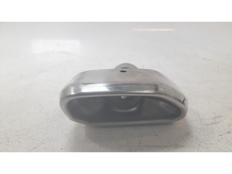 Recambio de molduras traseras para ford kuga titanium referencia OEM IAM LX615C262DB  