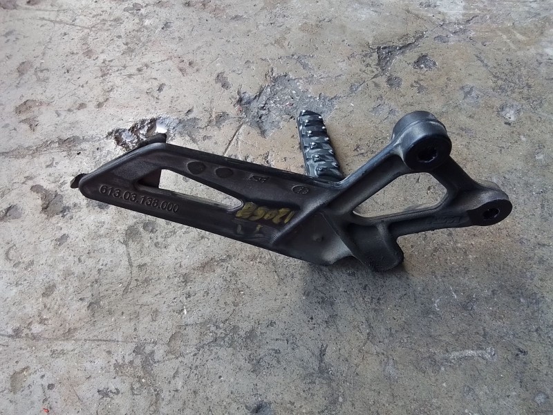 Recambio de estribos laterales para ktm super duke 1290 super duke r referencia OEM IAM 61403048000 6140304800033S/6140304805033