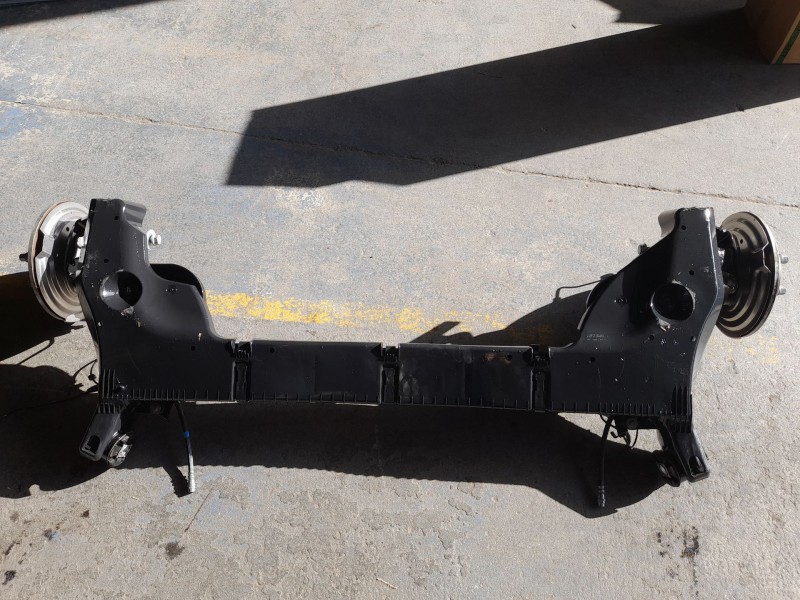 Recambio de puente trasero para renault captur e-tech hybrid referencia OEM IAM 555017534R  