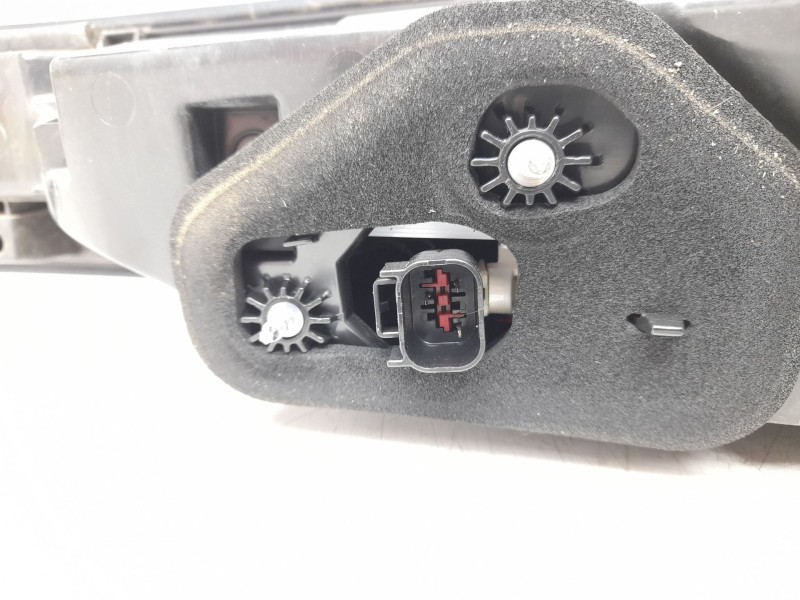 Recambio de piloto trasero central para land rover range rover velar (l560) 2.0 p300 si4 4x4 referencia OEM IAM J8A213192BE  