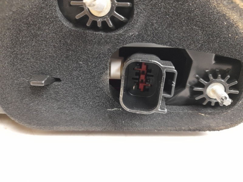Recambio de piloto trasero central para land rover range rover velar (l560) 2.0 p300 si4 4x4 referencia OEM IAM J8A213192BE  