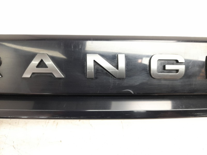 Recambio de piloto trasero central para land rover range rover velar (l560) 2.0 p300 si4 4x4 referencia OEM IAM J8A213192BE  
