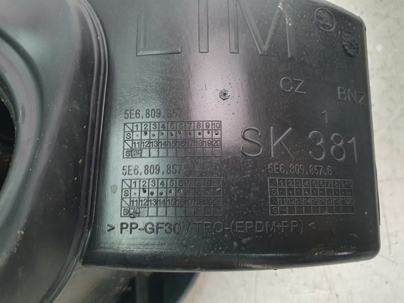 Recambio de tapa exterior combustible para skoda octavia iv (nx3, nn3, pv3) 2.0 tdi referencia OEM IAM 5E6809857  