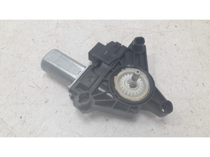 Recambio de motor elevalunas trasero derecho para mercedes-benz clase gla (x156) gla 180 (156.942) referencia OEM IAM 2469063200