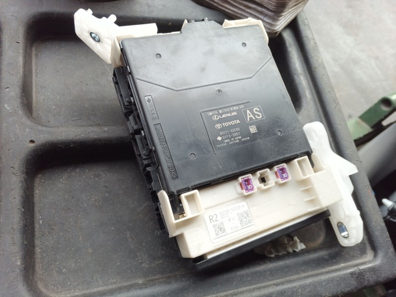 Recambio de caja reles / fusibles para toyota corolla fastback (_e21_) 1.8 hybrid (zwe211) referencia OEM IAM 8922102C60  