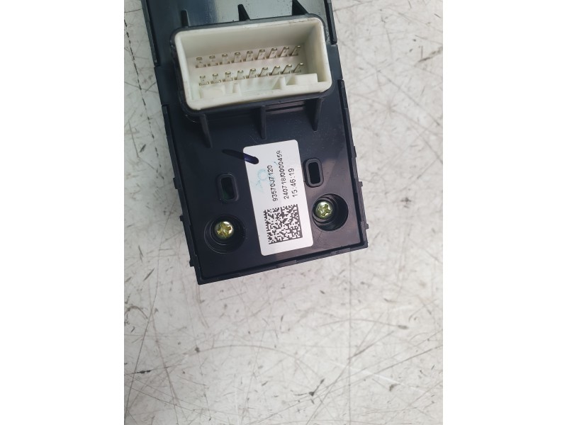 Recambio de mando elevalunas delantero izquierdo para kia xceed 1.0 t-gdi 74 kw (100 cv) referencia OEM IAM 93570J7120  