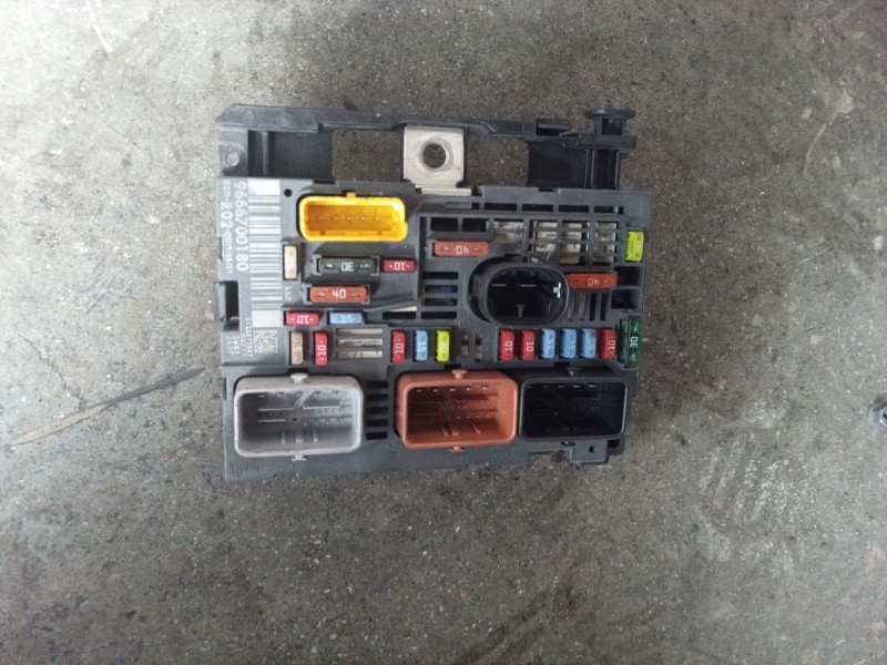 Recambio de caja reles / fusibles para citroën c5 iii (rd_) 2.0 hdi 140 referencia OEM IAM 9666700180  