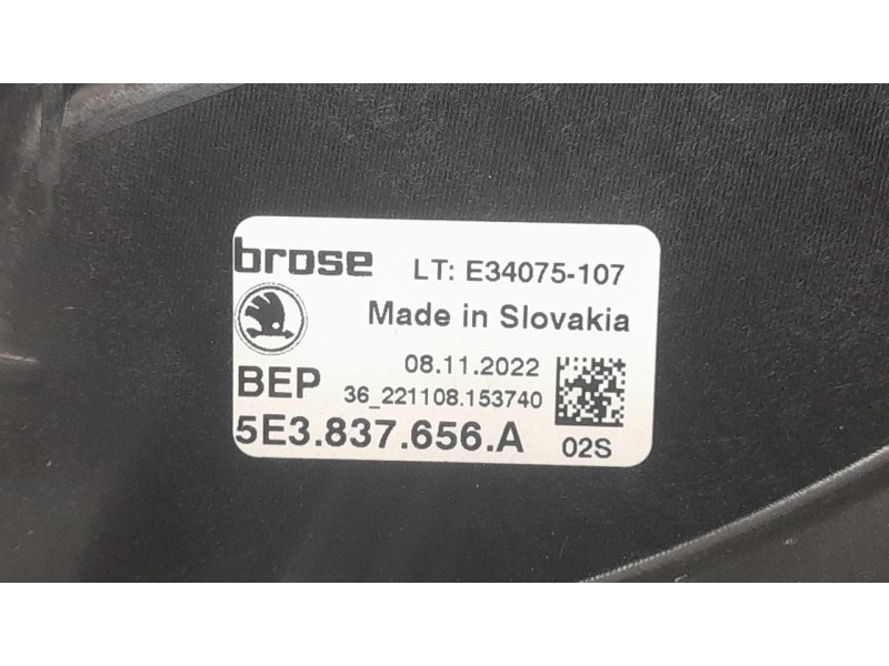Recambio de elevalunas delantero derecho para skoda octavia iv (nx3, nn3, pv3) 2.0 tdi referencia OEM IAM 5E3837656A E34075107 