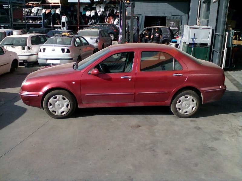 lancia lybra berlina del año 2000