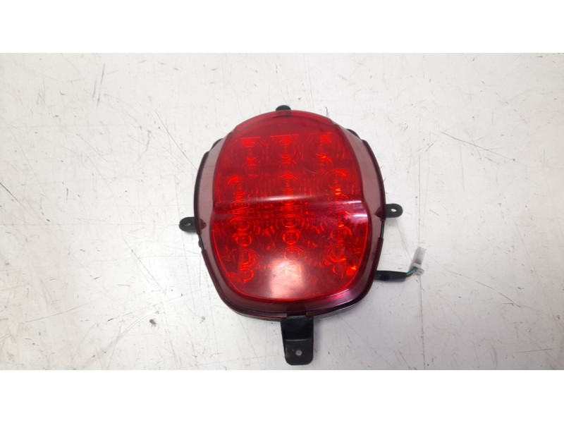 Recambio de luz central de freno para mash storia ht125t-24 referencia OEM IAM 86203SY228000  