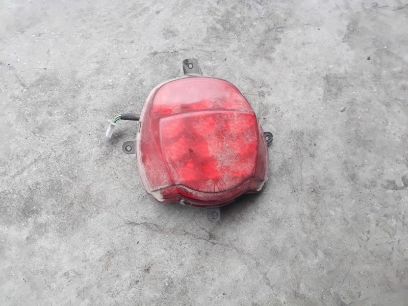 Recambio de luz central de freno para mash storia ht125t-24 referencia OEM IAM 86203SY228000  