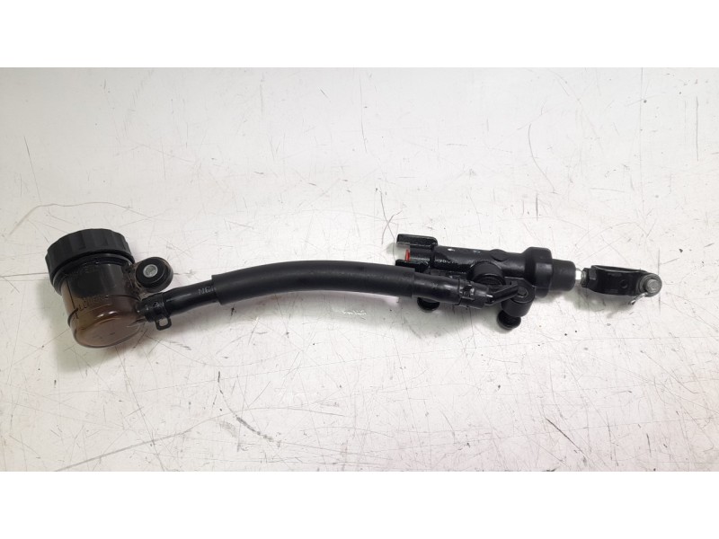 Recambio de bomba freno trasera para yamaha xsr 900 referencia OEM IAM BEA2583V0100  