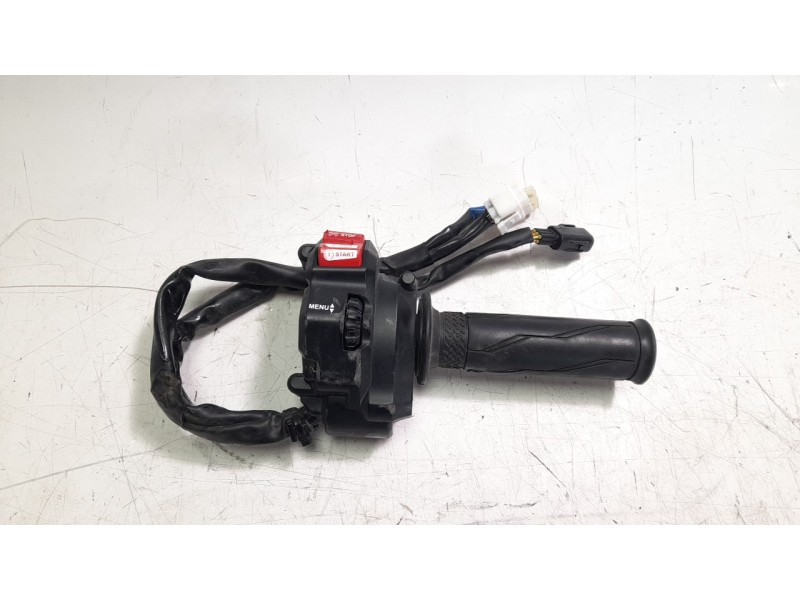 Recambio de piña luces derecha para yamaha xsr 900 referencia OEM IAM BEA8397200  