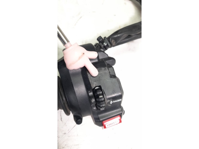 Recambio de piña luces derecha para yamaha xsr 900 referencia OEM IAM BEA8397200  