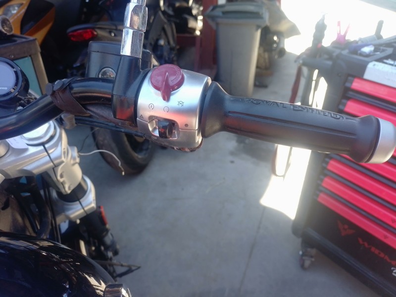 Recambio de piña luces derecha para royal enfield super meteor 650 super meteor 650 referencia OEM IAM   