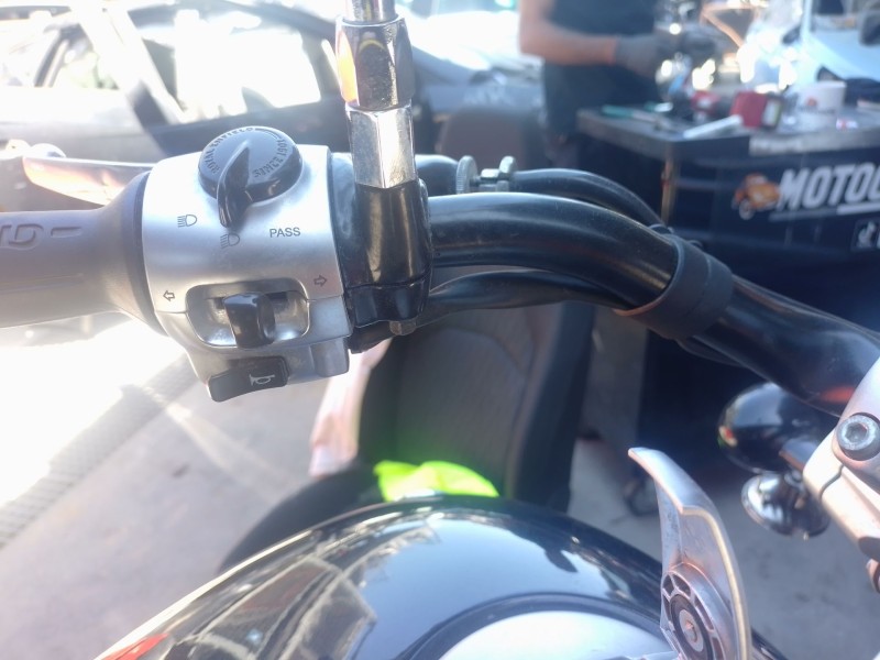 Recambio de piña luces izquierda para royal enfield super meteor 650 super meteor 650 referencia OEM IAM   