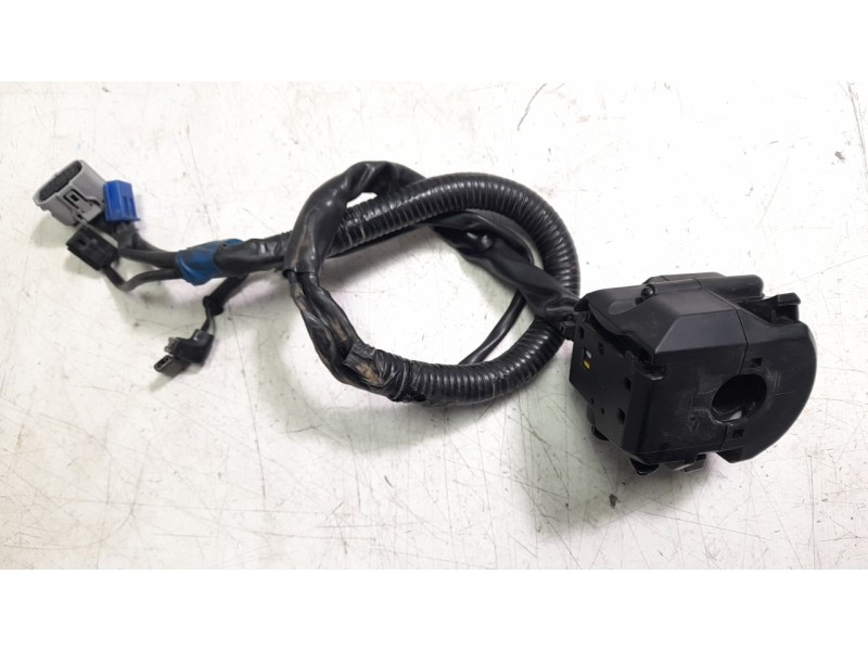 Recambio de piña luces izquierda para yamaha tracer tracer 9 (rn70) referencia OEM IAM B5U839540100  