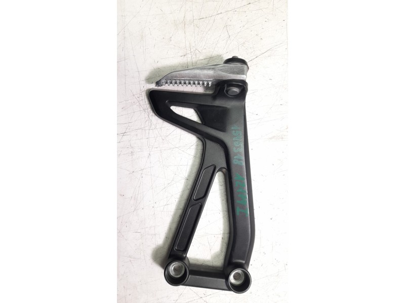 Recambio de estribos laterales para yamaha tracer tracer 9 (rn70) referencia OEM IAM B5U2741L0100  