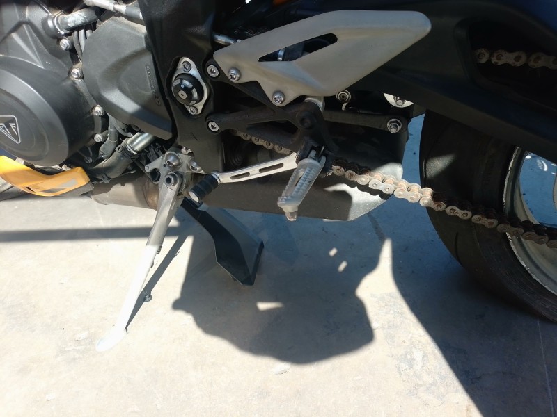 Recambio de estribera izquierda para triumph street triple 765 rs street triple 765 rs referencia OEM IAM   
