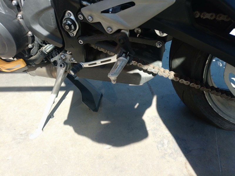 Recambio de estribera izquierda para triumph street triple 765 rs street triple 765 rs referencia OEM IAM   