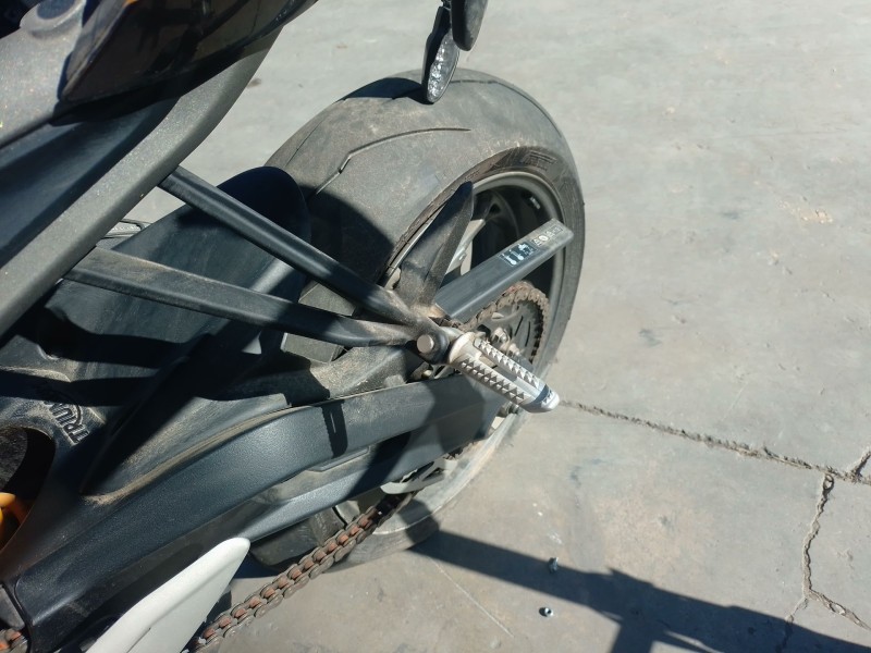 Recambio de estribera izquierda para triumph street triple 765 rs street triple 765 rs referencia OEM IAM   