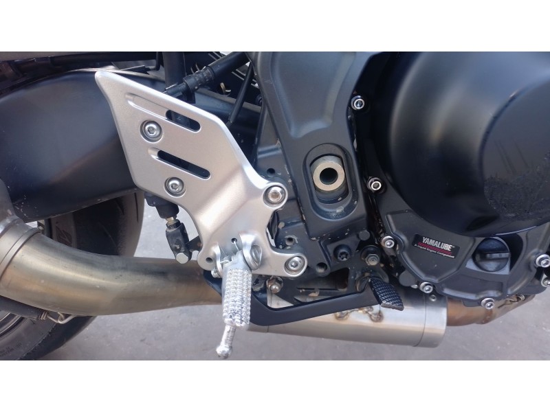 Recambio de estribera derecha para yamaha mt mt-09 (rn83) referencia OEM IAM   