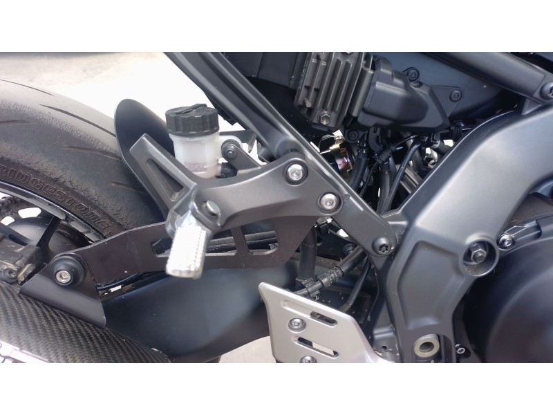 Recambio de estribera derecha para yamaha mt mt-09 (rn83) referencia OEM IAM   