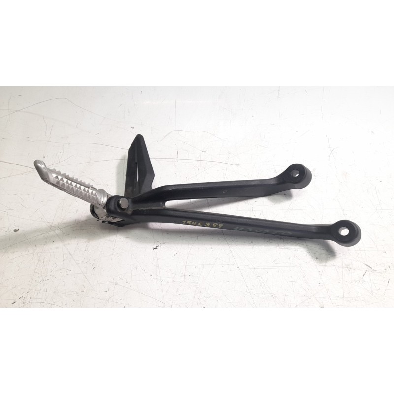 Recambio de estribo lateral para triumph street triple 765 rs street triple 765 rs referencia OEM IAM T2081986  