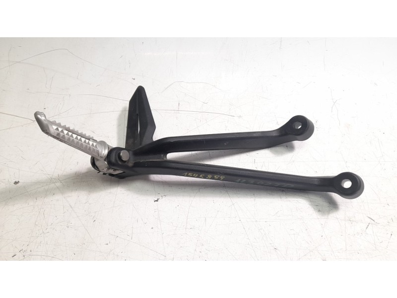 Recambio de estribo lateral para triumph street triple 765 rs street triple 765 rs referencia OEM IAM T2081986  