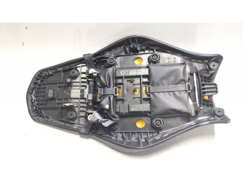 Recambio de asiento para yamaha mt mt-09 (rn83) referencia OEM IAM B7N247300100  