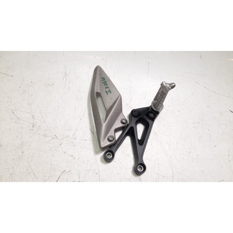 Recambio de estribo lateral para triumph street triple 765 rs street triple 765 rs referencia OEM IAM T2088025  