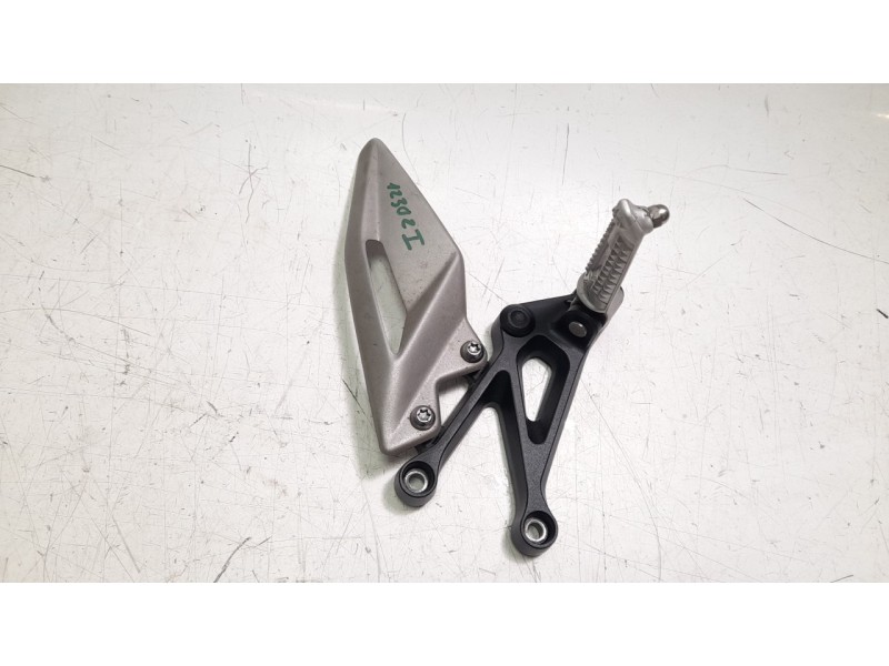 Recambio de estribo lateral para triumph street triple 765 rs street triple 765 rs referencia OEM IAM T2088025  