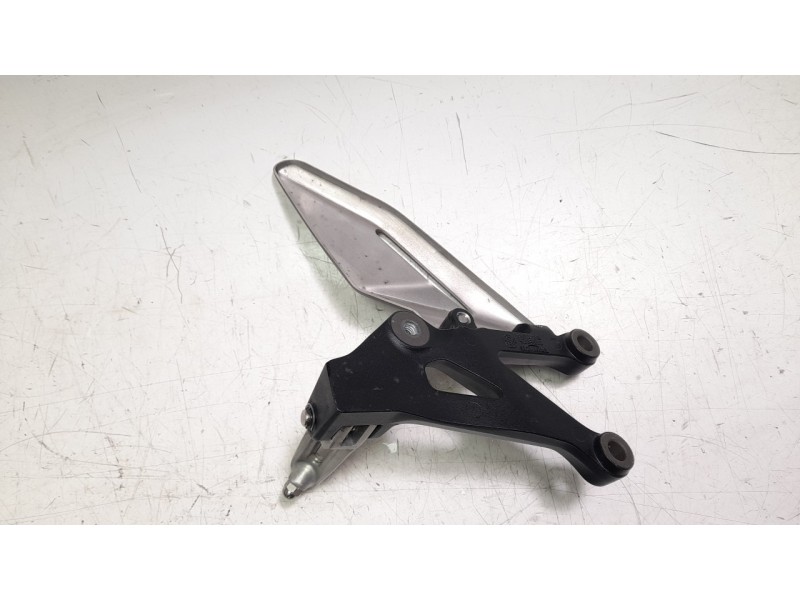 Recambio de estribo lateral para triumph street triple 765 rs street triple 765 rs referencia OEM IAM T2088025  