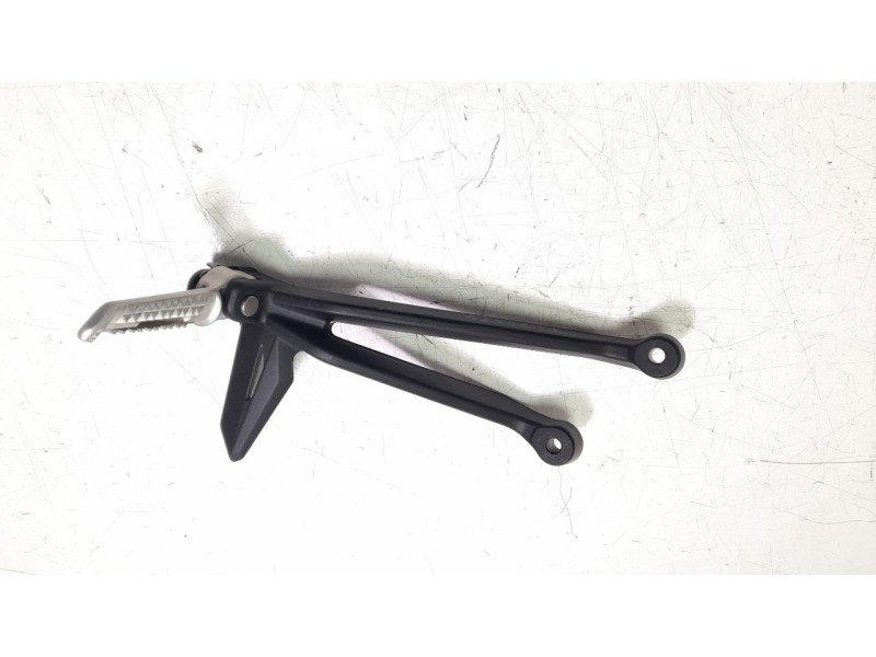Recambio de estribo lateral para triumph street triple 765 rs street triple 765 rs referencia OEM IAM T2082448  