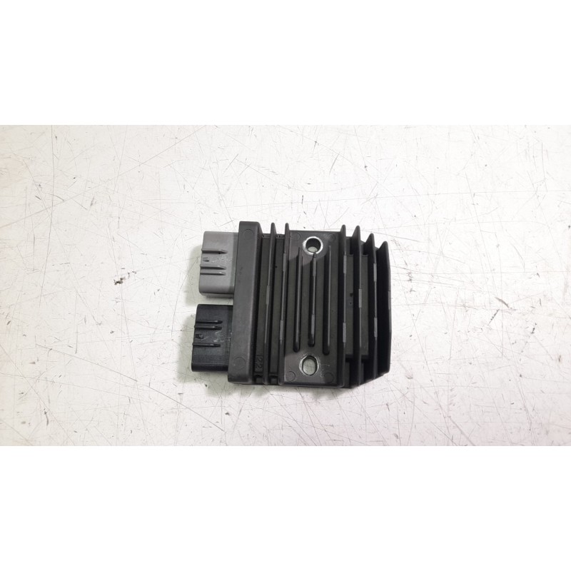 Recambio de regulador de corriente para triumph street triple 765 rs street triple 765 rs referencia OEM IAM FH027AA  