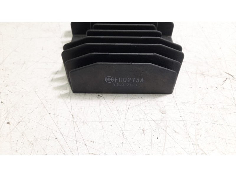 Recambio de regulador de corriente para triumph street triple 765 rs street triple 765 rs referencia OEM IAM FH027AA  