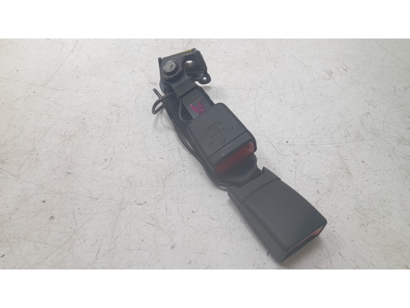 Recambio de enganche cinturon trasero derecho para mercedes-benz b-klasse (bm 247) b 200 d referencia OEM IAM A2478600669  