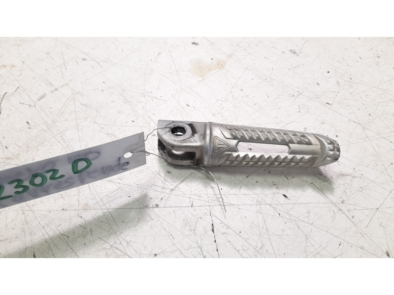 Recambio de estribo lateral para triumph street triple 765 rs street triple 765 rs referencia OEM IAM T2089799  
