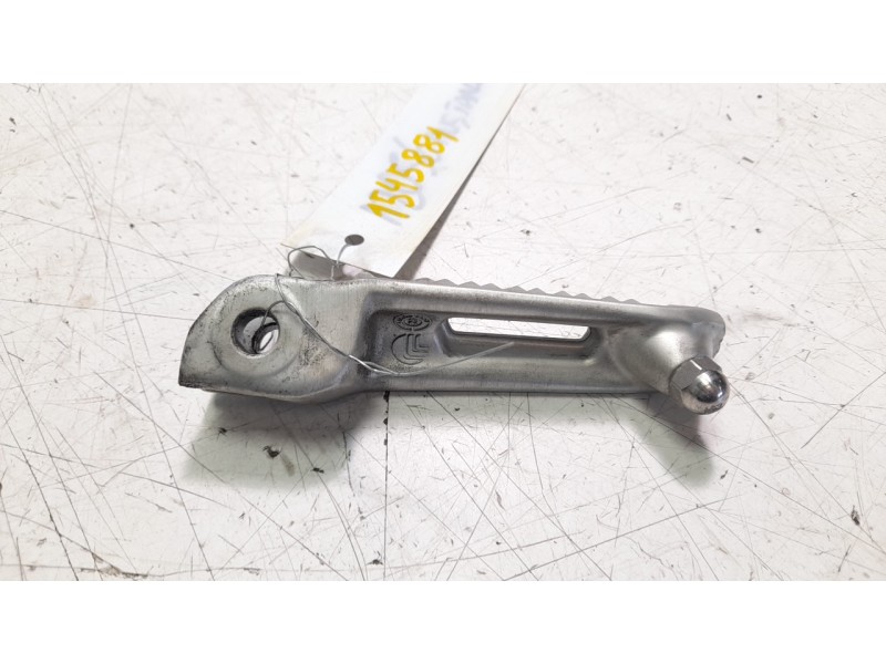Recambio de estribo lateral para triumph street triple 765 rs street triple 765 rs referencia OEM IAM T2089799  