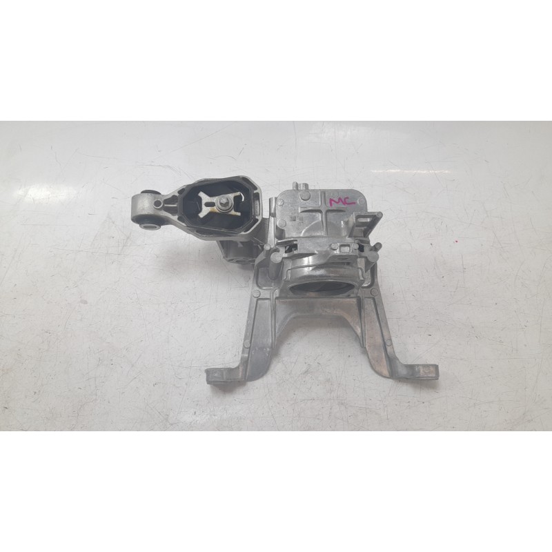 Recambio de soporte motor derecho para mercedes-benz b-klasse (bm 247) b 200 d referencia OEM IAM A2472402000  