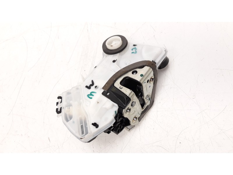 Recambio de cerradura puerta delantera derecha para toyota corolla (e21) referencia OEM IAM 6903002511  