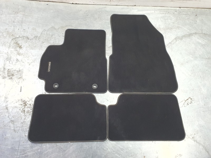 Recambio de juego alfombrillas para omoda 5 1.6 referencia OEM IAM 403004366AAABK  